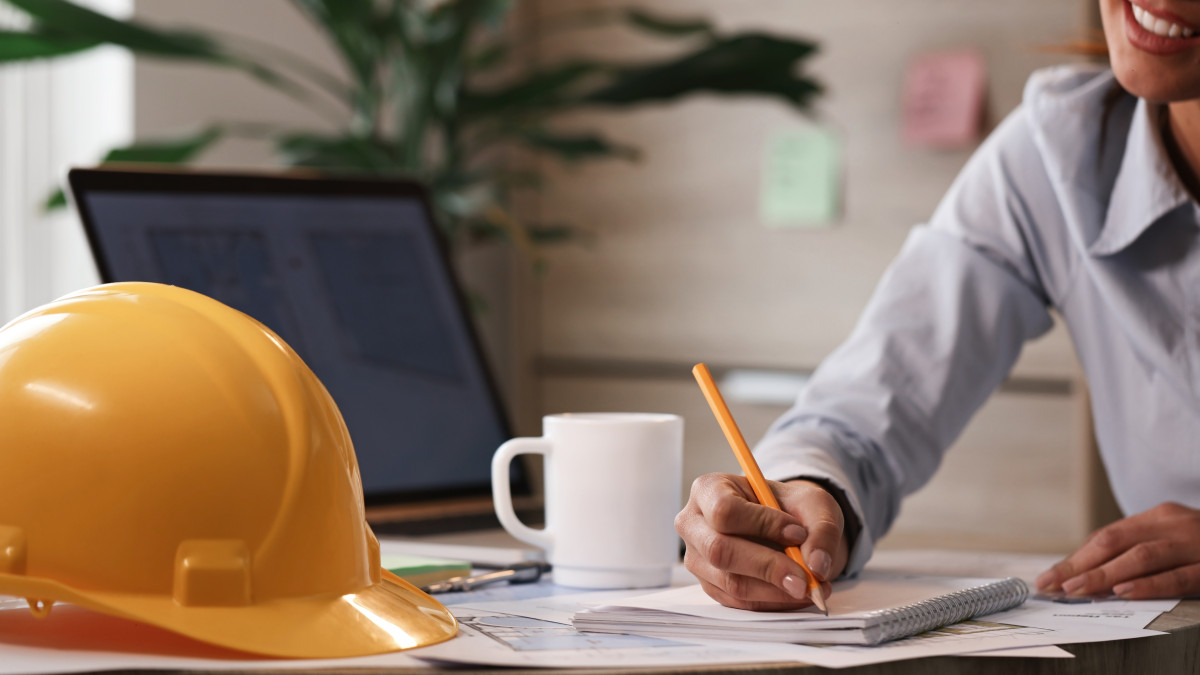 jeune femme travaillant sur un document lié à la réalisation de travaux